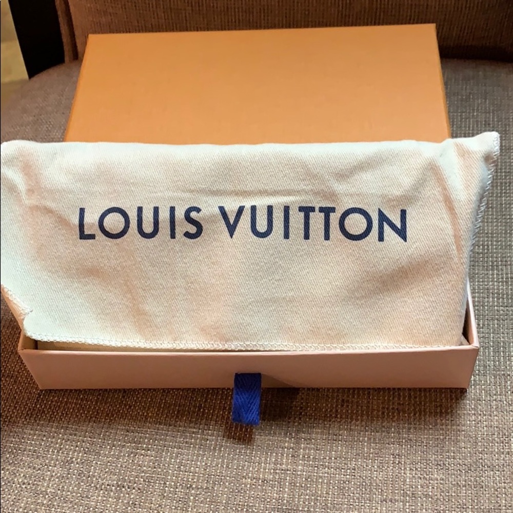 Louis Vuitton - Picture 5 of 8